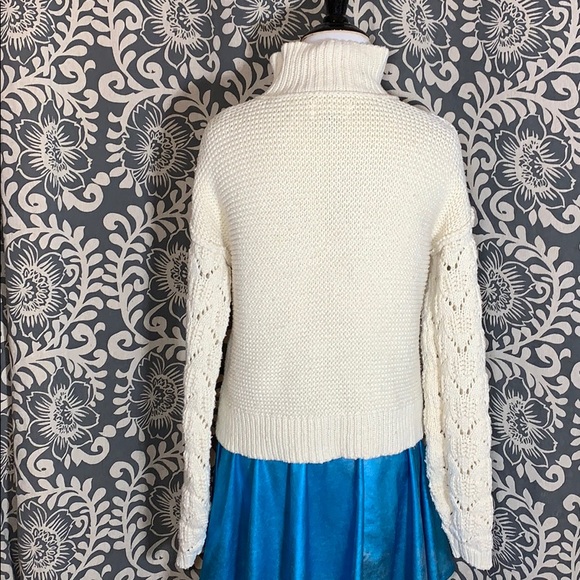 Cozy, UNIVERSAL THREAD sweater!! - Picture 3 of 8